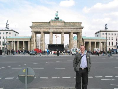 Michael Fabing at the Brandenburg Gate in Berlin (Germany)